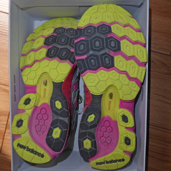 Girls New Balance running shoes - Picture 2 of 3